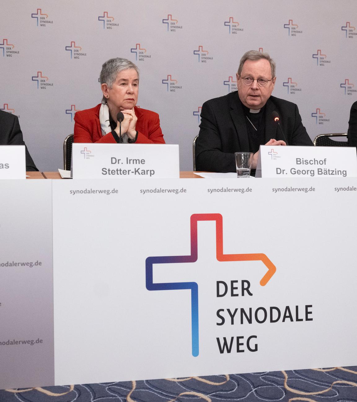 Thomas Söding (l-r), Vizepräsident des Zentralkomitees der deutschen Katholiken (ZdK), Irme Stetter-Karp, Präsidentin des Zentralkomitees der deutschen Katholiken, Bischof Georg Bätzing, Vorsitzender der Deutschen Bischofskonferenz (DBK), und Bischof Michael Gerber nehmen an einer Pressekonferenz der Synodalversammlung des Synodalen Wegs der katholischen Kirche teil.