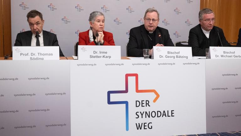 Thomas Söding (l-r), Vizepräsident des Zentralkomitees der deutschen Katholiken (ZdK), Irme Stetter-Karp, Präsidentin des Zentralkomitees der deutschen Katholiken, Bischof Georg Bätzing, Vorsitzender der Deutschen Bischofskonferenz (DBK), und Bischof Michael Gerber nehmen an einer Pressekonferenz der Synodalversammlung des Synodalen Wegs der katholischen Kirche teil.