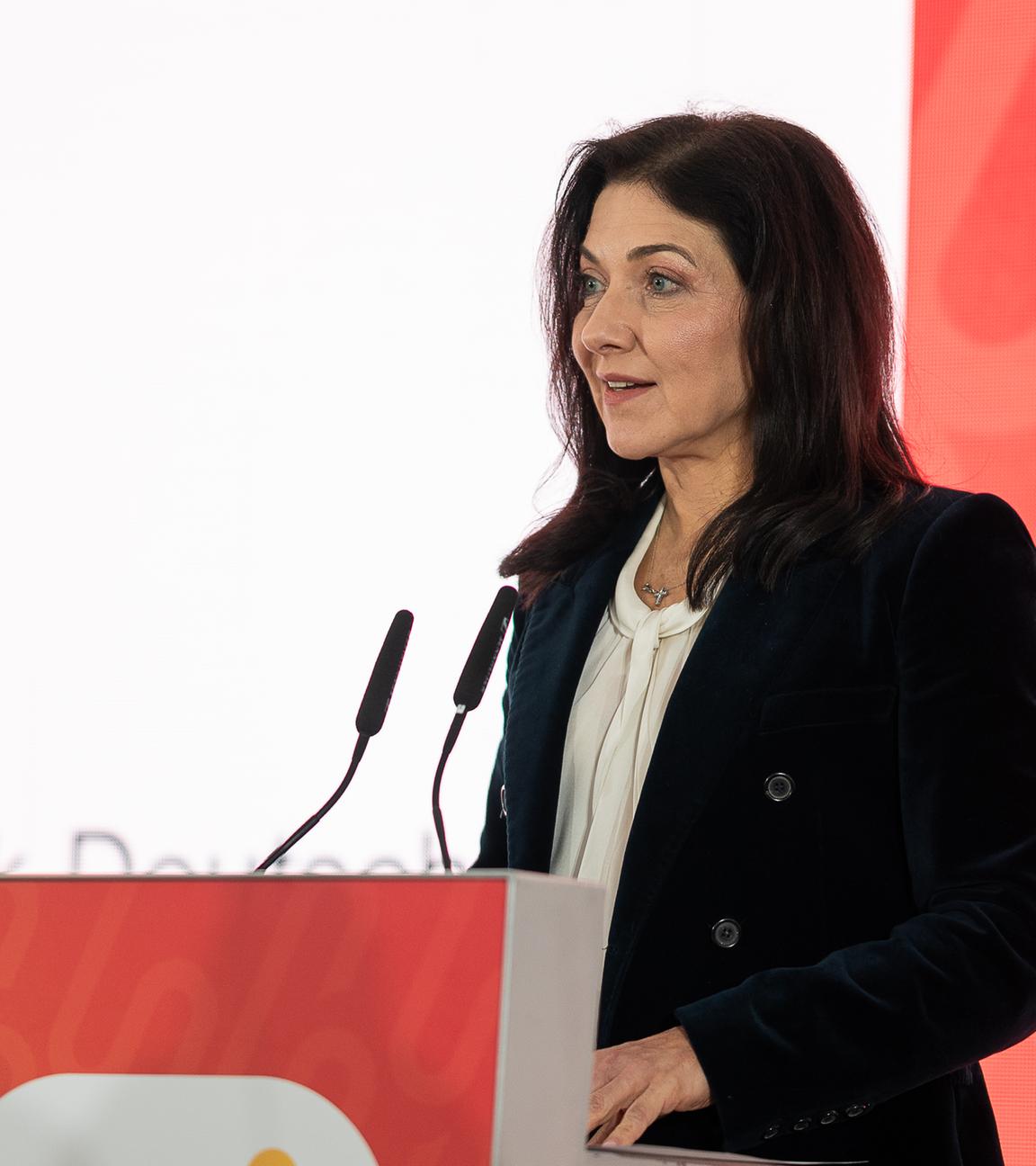 31.03.2026, Sachsen, Görlitz: Katherina Reiche (M, CDU), Bundesministerin für Wirtschaft und Energie, spricht beim Spatenstich im Rahmen des Projekts «United Heat» in der Kläranlage Görlitz teil. 