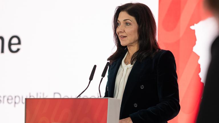 31.03.2026, Sachsen, Görlitz: Katherina Reiche (M, CDU), Bundesministerin für Wirtschaft und Energie, spricht beim Spatenstich im Rahmen des Projekts «United Heat» in der Kläranlage Görlitz teil. 