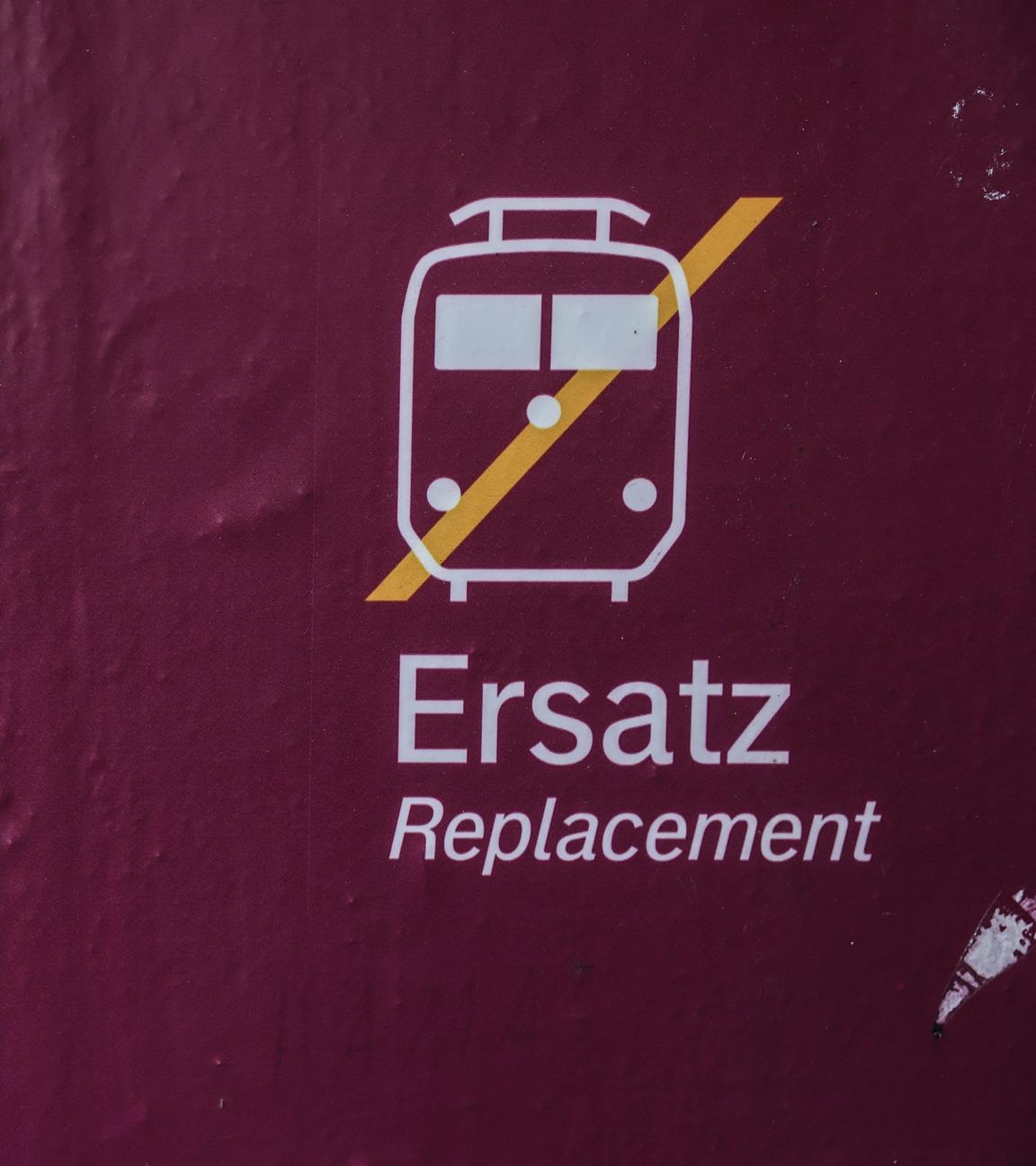 Nordrhein-Westfalen, Wuppertal: Ein Schild mit dem Symbol für den Schienenersatzverkehr hängt an einer Säule im Hauptbahnhof Wuppertal. Die Generalsanierung der Bahnstrecke Köln-Wuppertal-Hagen beginnt am 06. Februar um 21:00 Uhr