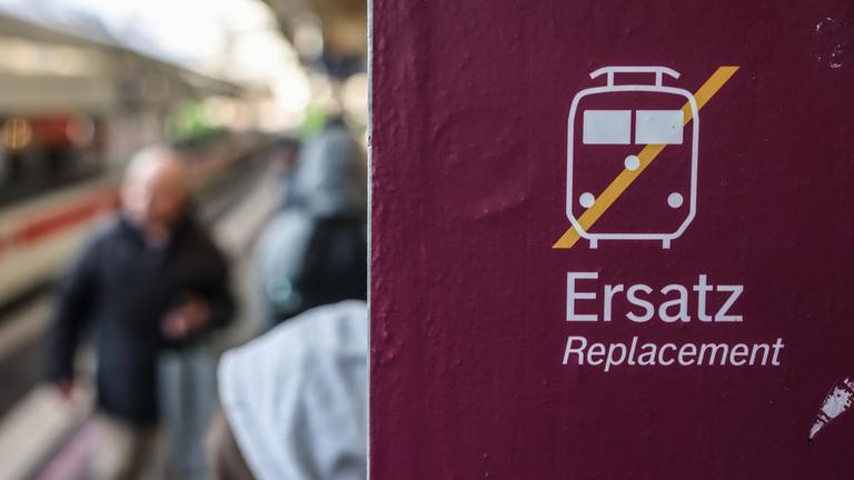 Nordrhein-Westfalen, Wuppertal: Ein Schild mit dem Symbol für den Schienenersatzverkehr hängt an einer Säule im Hauptbahnhof Wuppertal. Die Generalsanierung der Bahnstrecke Köln-Wuppertal-Hagen beginnt am 06. Februar um 21:00 Uhr
