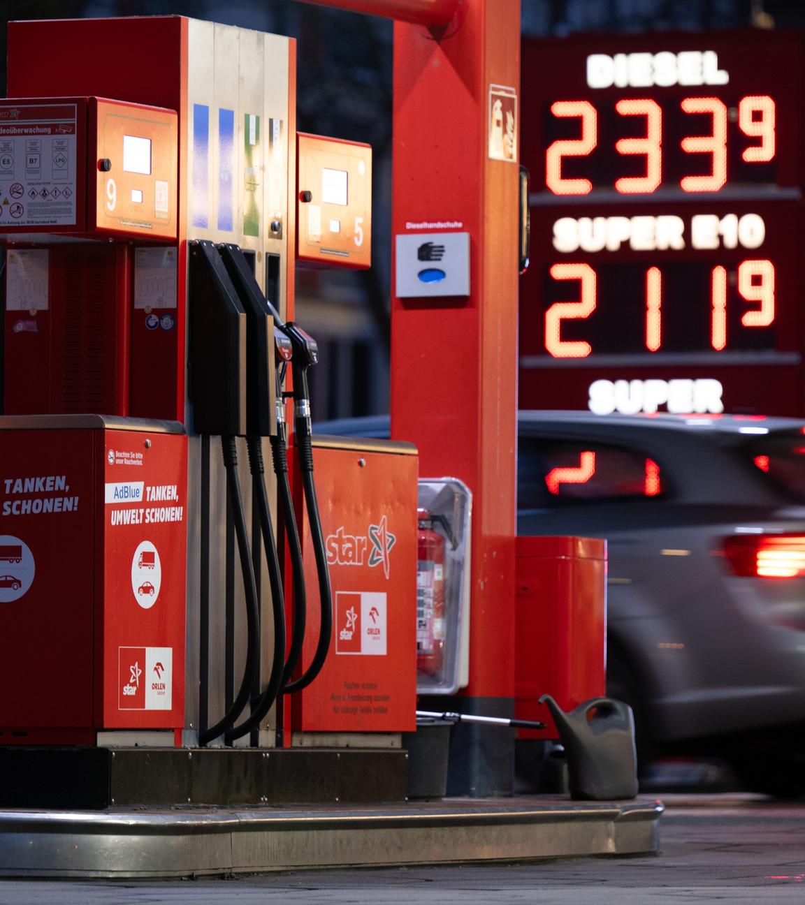 Eine Preistafel zeigt an einer Tankstelle die Benzin- und Dieselpreise an.