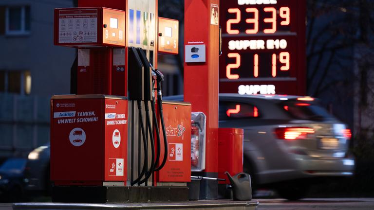 Eine Preistafel zeigt an einer Tankstelle die Benzin- und Dieselpreise an.