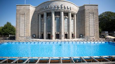 Temporärer Pool vor der Volksbühne
