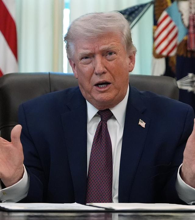 US-Präsident Donald Trump spricht im Oval Office des Weißen Hauses, bevor er in Washington eine Durchführungsverordnung unterzeichnet.