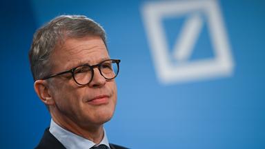Christian Sewing, Vorsitzender des Vorstands der Deutschen Bank, spricht in der Zentrale der Deutschen Bank während der Jahrespressekonferenz