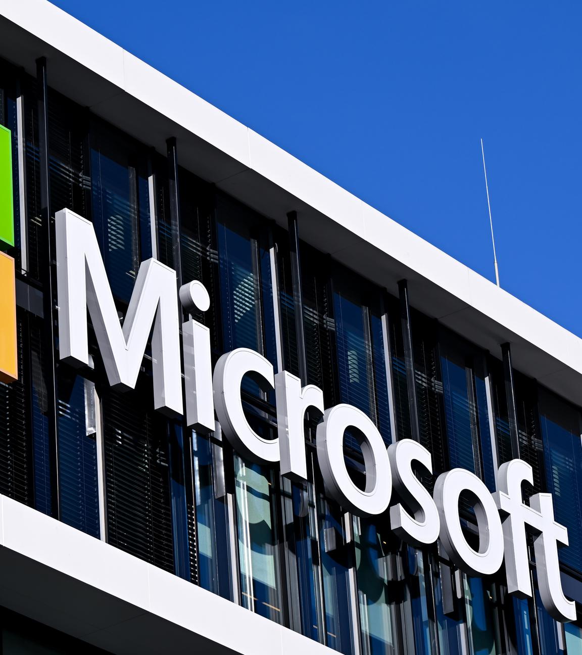 ARCHIV - 30.01.2026, Bayern, München: Das Logo von Microsoft und der Schriftzug sind am Gebäude der Zentrale der Microsoft Deutschland GmbH zu sehen.