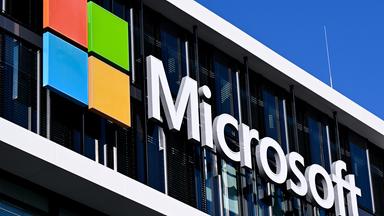 ARCHIV - 30.01.2026, Bayern, München: Das Logo von Microsoft und der Schriftzug sind am Gebäude der Zentrale der Microsoft Deutschland GmbH zu sehen.
