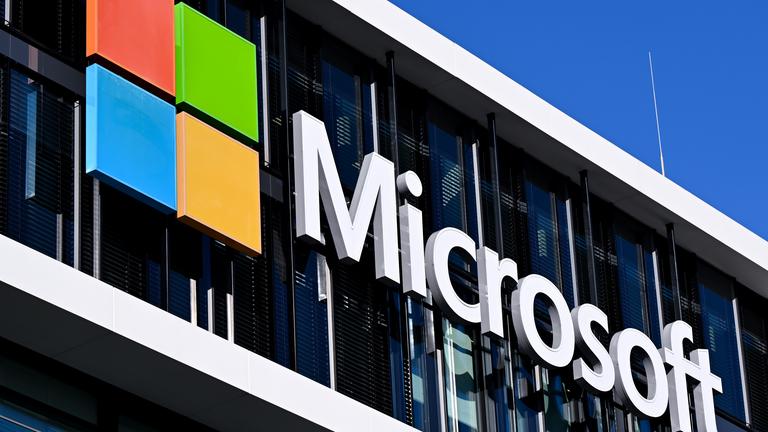 ARCHIV - 30.01.2026, Bayern, München: Das Logo von Microsoft und der Schriftzug sind am Gebäude der Zentrale der Microsoft Deutschland GmbH zu sehen.