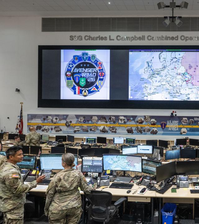 Soldaten unterschiedlicher Nationen arbeiten im Mission Command-Center in der Clay-Kaserne in Wiesbaden an Monitoren bei der NATO-Übung Avenger Triad 26.