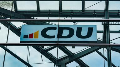 Das CDU-Parteilogo am Konrad-Adenauer-Haus, der Zentrale der Bundespartei.
