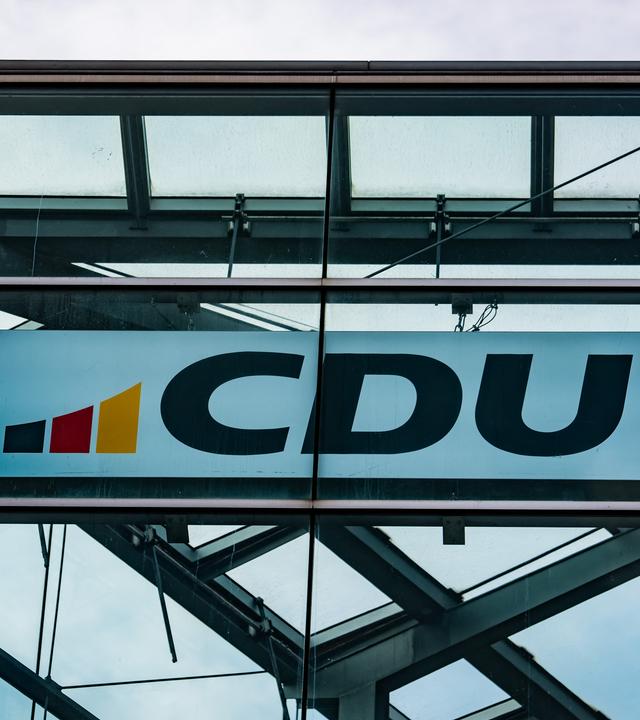 Das CDU-Parteilogo am Konrad-Adenauer-Haus, der Zentrale der Bundespartei.