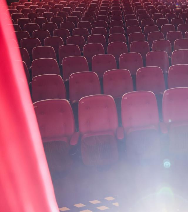 24.11.2022, Nordrhein-Westfalen, Gelsenkirchen: Rote Sessel stehen im Kinosaal in der Schauburg Gelsenkirchen. (zu dpa: «Kinos in Deutschland verkaufen wieder mehr Tickets»)