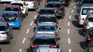 Autos in einem Stau auf der Autobahn