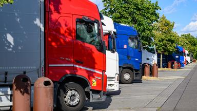 Lkw auf Autobahn-Rastplatz