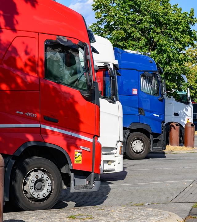 Lkw auf Autobahn-Rastplatz