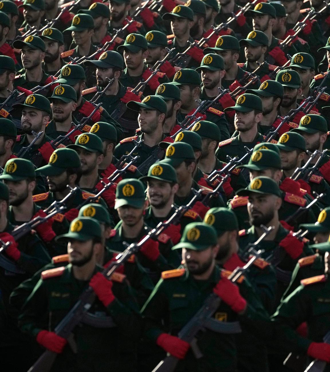 Kadetten der iranischen Revolutionsgarde marschieren während einer jährlichen Militärparade anlässlich des Jahrestages des Kriegsbeginns des ehemaligen irakischen Diktators Saddam Hussein gegen den Iran vor 44 Jahren vor dem Schrein des verstorbenen Revolutionsgründers Ayatollah Khomeini in der Nähe von Teheran