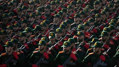Kadetten der iranischen Revolutionsgarde marschieren während einer jährlichen Militärparade anlässlich des Jahrestages des Kriegsbeginns des ehemaligen irakischen Diktators Saddam Hussein gegen den Iran vor 44 Jahren vor dem Schrein des verstorbenen Revolutionsgründers Ayatollah Khomeini in der Nähe von Teheran