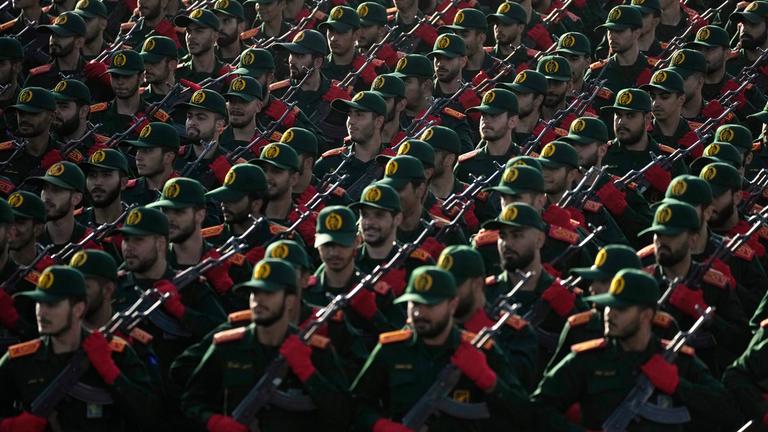Kadetten der iranischen Revolutionsgarde marschieren während einer jährlichen Militärparade anlässlich des Jahrestages des Kriegsbeginns des ehemaligen irakischen Diktators Saddam Hussein gegen den Iran vor 44 Jahren vor dem Schrein des verstorbenen Revolutionsgründers Ayatollah Khomeini in der Nähe von Teheran