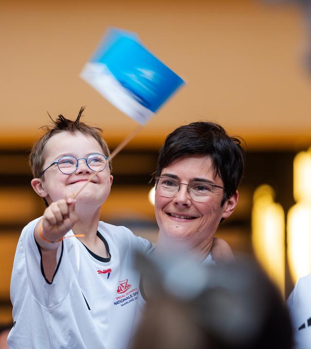 Elias (8) strahlt nach dem erfolgreichen Fackellauf der Special Olympics in der EUROPA-Galerie