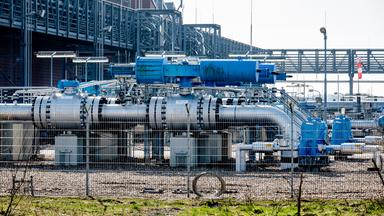 Niedersachsen, Friedeburg: Technische Anlagen zur Speicherung von Erdgas in unterirdischen Kavernen stehen auf dem Gelände der Speicherstation Etzel ESE. Solche Erdgasspeicher dienen dazu, Erdgas zwischenzuspeichern und Schwankungen bei Verbrauch, Importen und Entwicklungen auf den internationalen Energiemärkten auszugleichen.