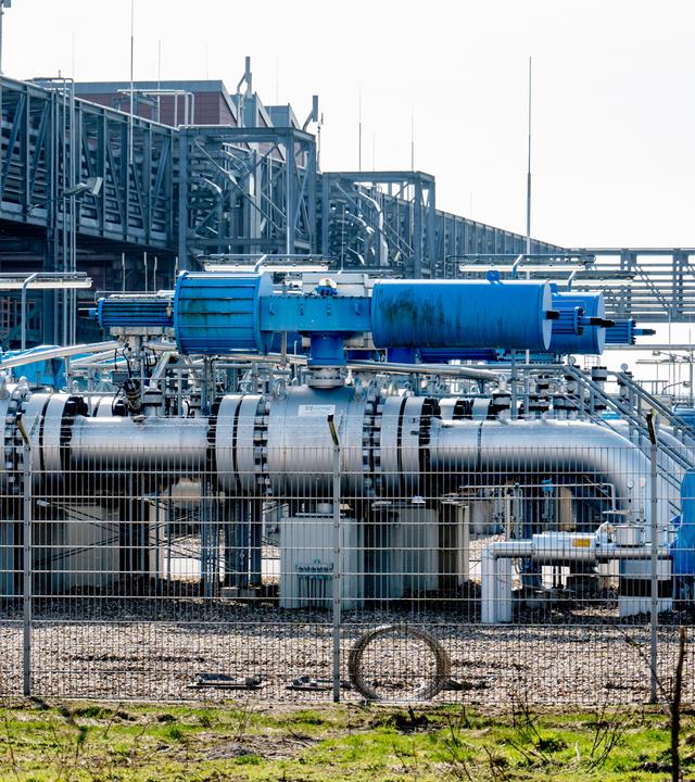 Niedersachsen, Friedeburg: Technische Anlagen zur Speicherung von Erdgas in unterirdischen Kavernen stehen auf dem Gelände der Speicherstation Etzel ESE. Solche Erdgasspeicher dienen dazu, Erdgas zwischenzuspeichern und Schwankungen bei Verbrauch, Importen und Entwicklungen auf den internationalen Energiemärkten auszugleichen.