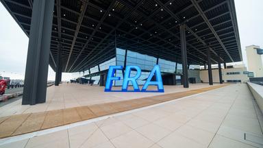 ARCHIV - 08.10.2025, Hessen, Frankfurt/Main: Das Fraport Logo steht vor der Check-In-Halle von Terminal 3 am Frankfurter Flughafen. (zu dpa: «Warum aus dem Terminal 3 in Frankfurt kein neuer BER wurde») 