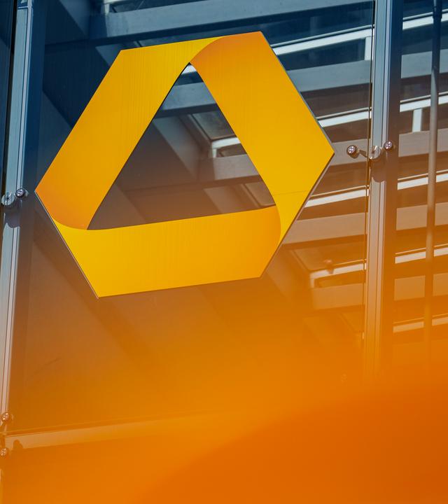 Das Logo der Commerzbank ist an der Außenfassade der Bankzentrale angebracht.