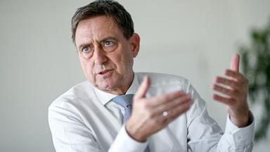 ARCHIV - 30.09.2025, Berlin: Oliver Blatt, Chef des Spitzenverbands der gesetzlichen Krankenversicherungen, spricht bei einem dpa-Interview im Büro von dem GKV-Spitzenverband. 