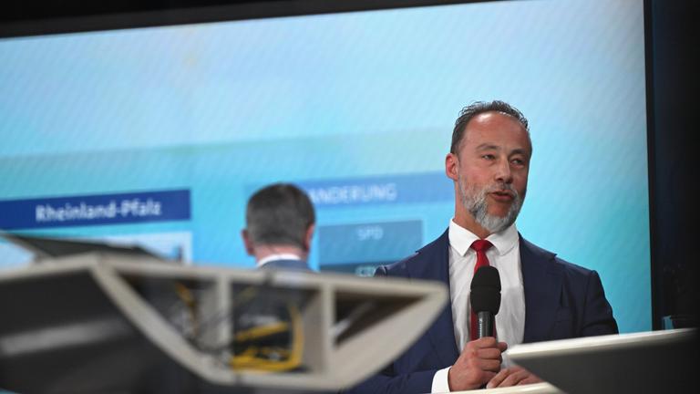  Jan Bollinger (AfD), Spitzenkandidat seiner Partei für die Landtagswahl in Rheinland-Pfalz, steht im SWR-Wahlstudio. Am Sonntag hat in Rheinland-Pfalz die Landtagswahl stattgefunden.