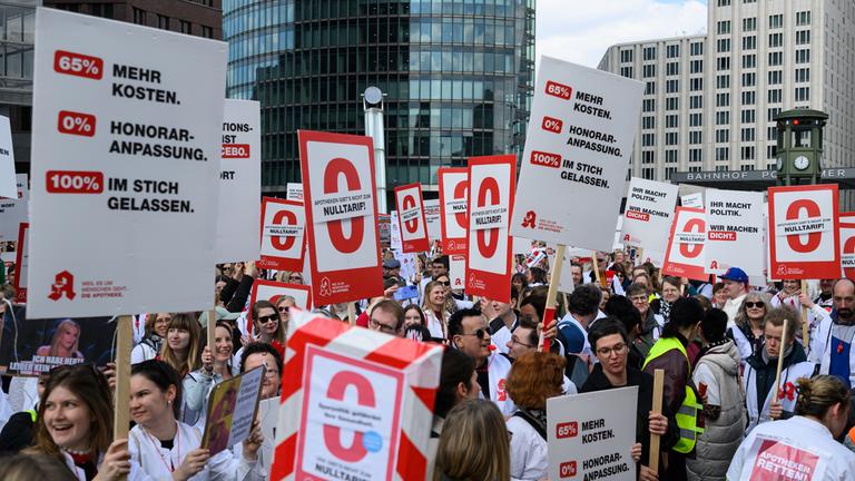 Demonstranten tragen während ihres Protestzuges vom Potsdamer Platz zum Roten Rathaus unter anderem Schilder mit der aufgedruckten Zahl Null. Bundesweit wird mit Demonstrationen und einer eintägigen Schließung der Apotheken protestiert.