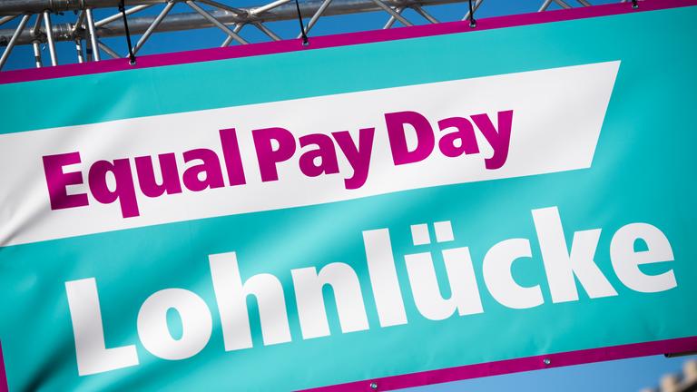 Banner vom Equal Pay Day:Der Aktionstag Equal Pay Day (27. Februar) soll auf das geschlechtsspezifische Lohngefälle zwischen Frauen und Männern aufmerksam machen.