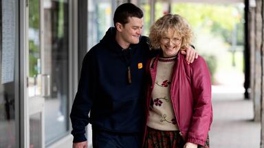 John Davidson(Robert Aramayo) und Dottie (Maxine Peake) in einer Szene des Films «Verflucht Normal»