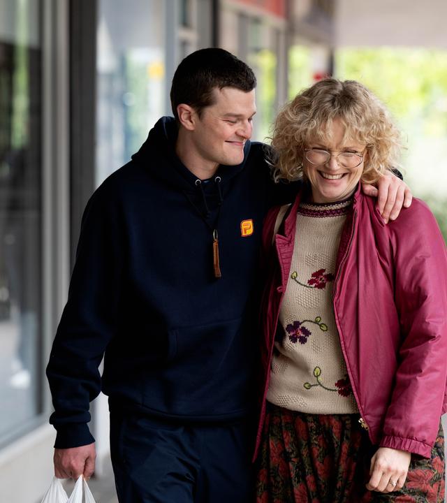 John Davidson(Robert Aramayo) und Dottie (Maxine Peake) in einer Szene des Films «Verflucht Normal»