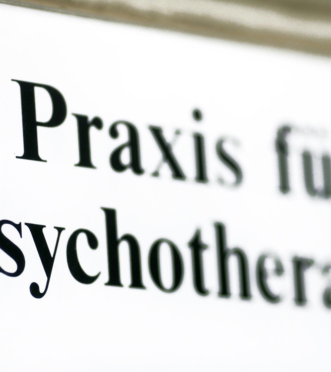 Ein Schild weist auf eine Praxis für Psychotherapie hin.