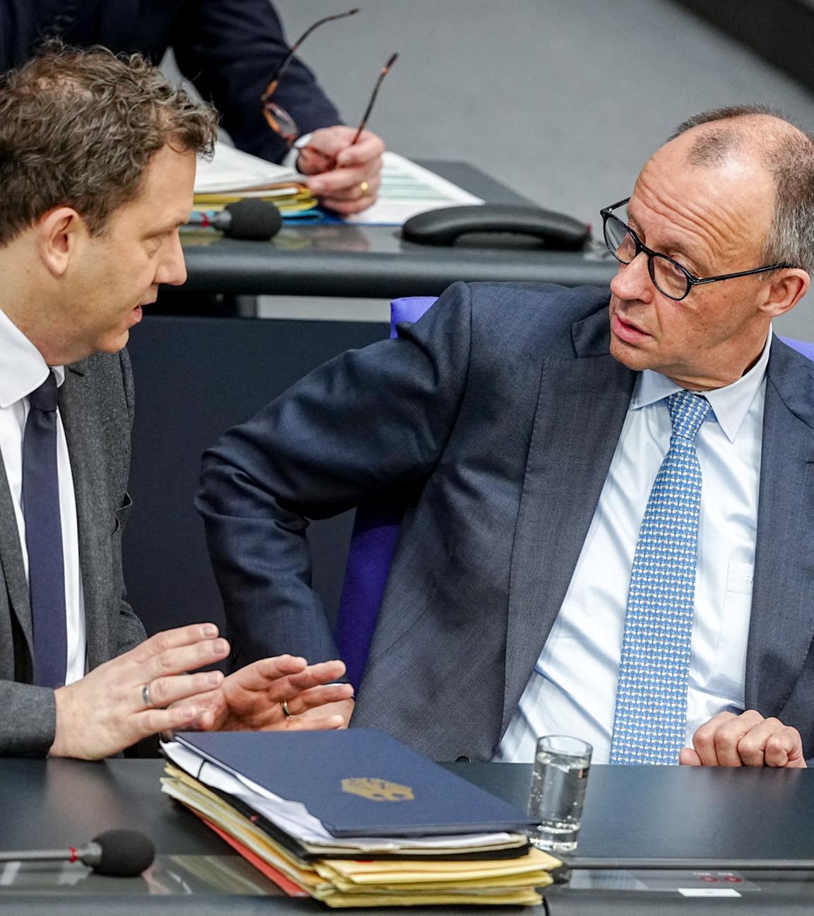 Bundeskanzler Friedrich Merz (r, CDU) und Lars Klingbeil (SPD), Bundesminister der Finanzen, Vizekanzler und SPD-Bundesvorsitzender, nehmen an der Sitzung des Bundestags zum Altersvorsorgereformgesetz teil. 