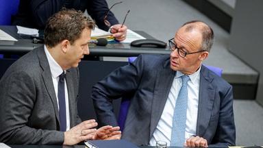 Bundeskanzler Friedrich Merz (r, CDU) und Lars Klingbeil (SPD), Bundesminister der Finanzen, Vizekanzler und SPD-Bundesvorsitzender, nehmen an der Sitzung des Bundestags zum Altersvorsorgereformgesetz teil. 