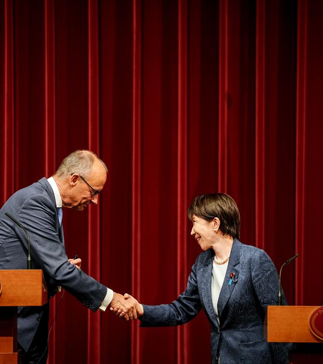 Bundeskanzler Friedrich Merz (CDU) und Sanae Takaichi, Ministerpräsidentin von Japan, geben eine Pressekonferenz und reichen sich die Hände.