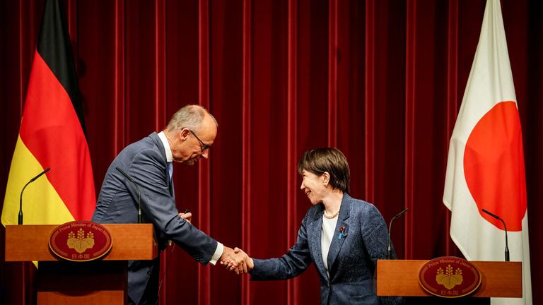 Bundeskanzler Friedrich Merz (CDU) und Sanae Takaichi, Ministerpräsidentin von Japan, geben eine Pressekonferenz und reichen sich die Hände.