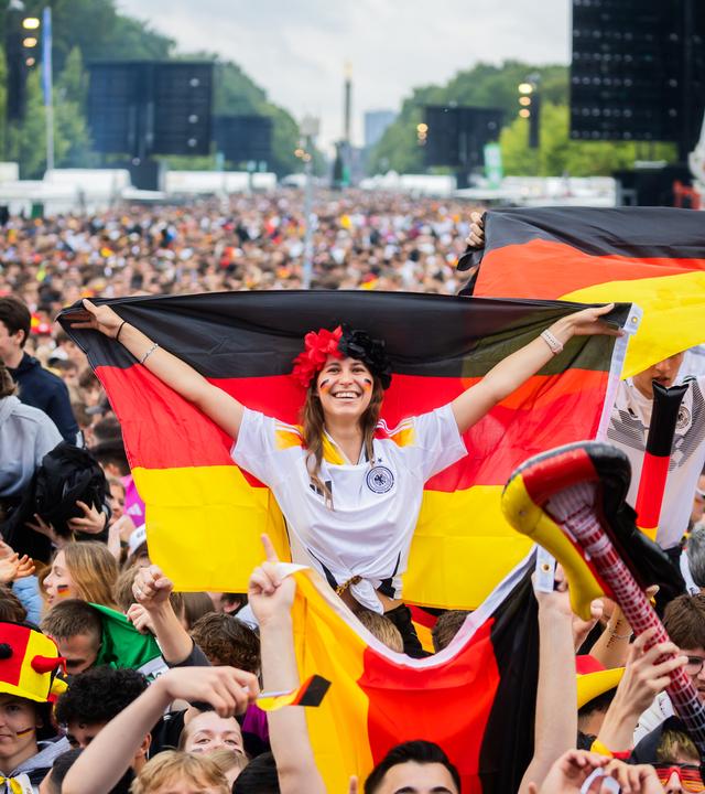 Berlin: Fußball, UEFA Euro 2024, Deutschland  Ungarn, Vorrunde, Gruppe A, 2. Spieltag. Deutschland-Fans jubeln beim Public Viewing in der Fanzone am Brandenburger Tor.