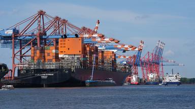  Containerschiffe werden am Container Terminal Eurogate im Hamburger Hafen abgefertigt.