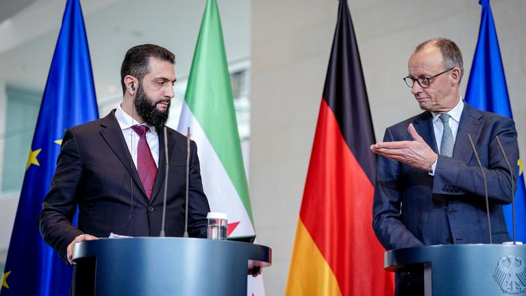 30.03.2026, Berlin: Syriens Übergangspräsident Ahmed al-Scharaa und Bundeskanzler Friedrich Merz (CDU) geben im Bundeskanzleramt eine Pressekonferenz. (zu dpa: «Merz stellt klar: 80-Prozent Rückkehrziel kam von al-Scharaa»)