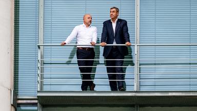 Alexander Hoffmann (l), stellvertretender Vorsitzender der CDU/CSU-Bundestagsfraktion, und Markus Söder (CSU), Ministerpräsident von Bayern, stehen während dem Koalitionsausschuss auf einem Balkon des Bundeskanzleramts.