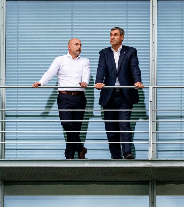 Alexander Hoffmann (l), stellvertretender Vorsitzender der CDU/CSU-Bundestagsfraktion, und Markus Söder (CSU), Ministerpräsident von Bayern, stehen während dem Koalitionsausschuss auf einem Balkon des Bundeskanzleramts.