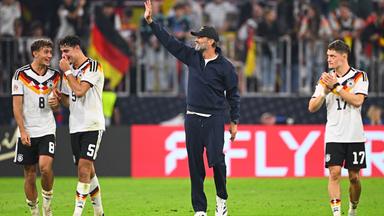 01.10.2026, Bayern, München: Fußball, Nationalmannschaft, Männer, Nations League A, Gruppe 2, Spieltag 3, Allianz Arena, Bundestrainer Jürgen Klopp (Deutschland; 2vr), Tom Bischof (l), Aleksandar Pavlovic (2vl) und Florian Wirtz (r) freuen sich nach dem Sieg. Foto: Tom Weller/dpa - WICHTIGER HINWEIS: Gemäß den Vorgaben der Bundesliga bzw. des DFB Deutscher Fußball-Bund ist es untersagt, in dem Stadion und/oder vom Spiel angefertigte Fotoaufnahmen in Form von Sequenzbildern und/oder videoähnlichen Fotostrecken zu verwerten bzw. verwerten zu lassen.