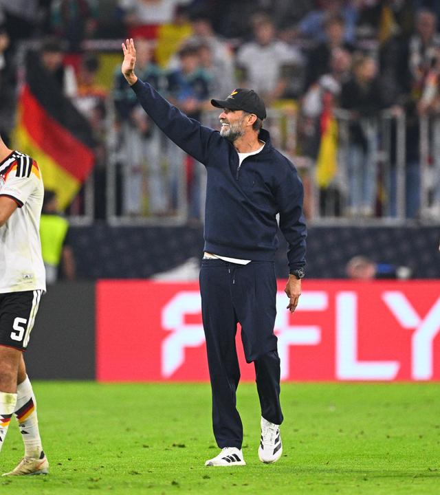 01.10.2026, Bayern, München: Fußball, Nationalmannschaft, Männer, Nations League A, Gruppe 2, Spieltag 3, Allianz Arena, Bundestrainer Jürgen Klopp (Deutschland; 2vr), Tom Bischof (l), Aleksandar Pavlovic (2vl) und Florian Wirtz (r) freuen sich nach dem Sieg. Foto: Tom Weller/dpa - WICHTIGER HINWEIS: Gemäß den Vorgaben der Bundesliga bzw. des DFB Deutscher Fußball-Bund ist es untersagt, in dem Stadion und/oder vom Spiel angefertigte Fotoaufnahmen in Form von Sequenzbildern und/oder videoähnlichen Fotostrecken zu verwerten bzw. verwerten zu lassen.