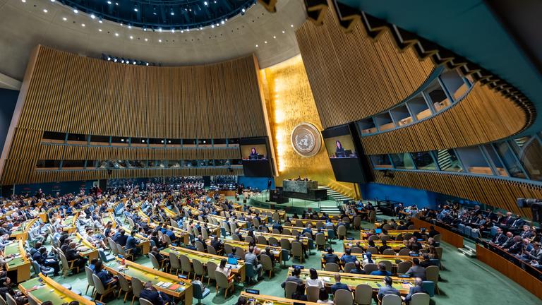 New York: Annalena Baerbock, Präsidentin der Generalversammlung der UN und ehemalige Aussenministerin von Deutschland, ist bei der Generalversammlung bei den Vereinten Nationen vor der Wahl für die nicht ständigen Mitglieder des UN-Sicherheitsrats (UN Security Council) auf Monitoren (r) zu sehen.