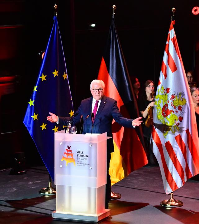 Bundespräsident Frank-Walter Steinmeier spricht beim Festakt zum Tag der Deutschen Einheit im Konzerthaus «Zur Glocke» .