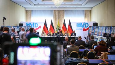 Ulrich Siegmund (hinten 3.v.l), Spitzenkandidat der AfD Sachsen-Anhalt, sitzt während einer Pressekonferenz zur Vorstellung der Wahlkampagne zur Landtagswahl mit weiteren Parteimitgliedern auf dem Podium.
